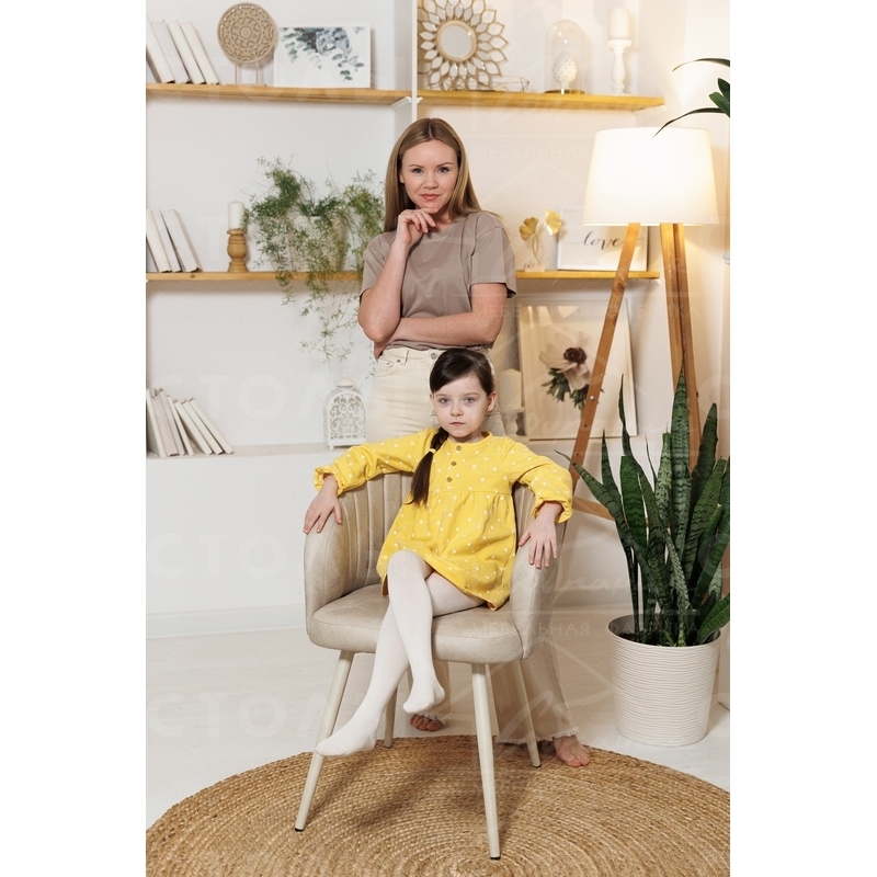 Мама с дочкой на стуле из замши с подлокотниками Кельн