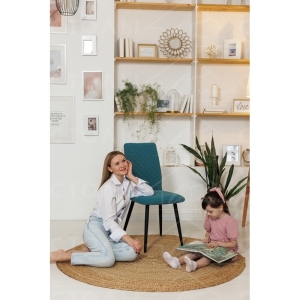 Мама с ребенком на фоне стула из велюра Виктория с мягким сиденьем